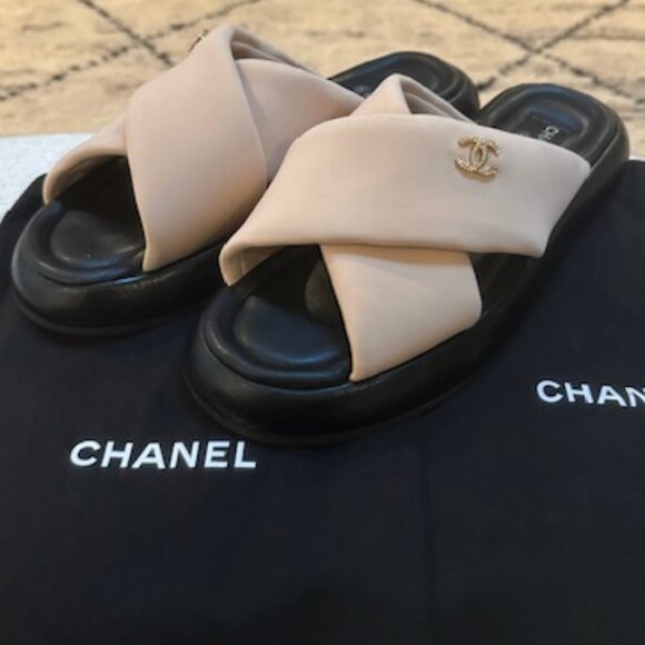 Chanel Interlocking CC Logo Slide - Picture 4 of 15
